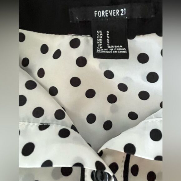 𝅺Forever 21 sleeveless button front polka dot top, size S. - Picture 7 of 7